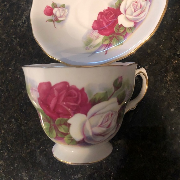 Vintage Royal Osborne Roses Pattern Bone China Teacup and matching Saucer #8205 - Picture 3 of 7